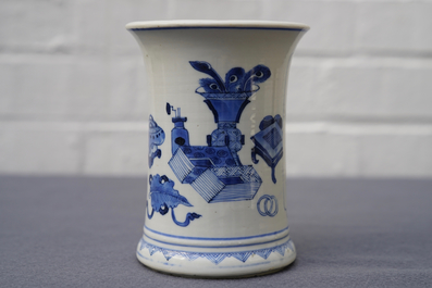 Een Chinese blauwwitte penselenbeker met decor van antiquiteiten, Kangxi